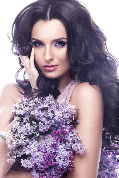 Piękna brunetka dziewczyna z delikatny makijaż romantyczny, różowe usta i kwiaty. Piękna twarz. — Zdjęcie stockowe