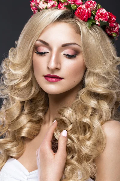 그녀의 머리에 보라색 꽃을 가진 신부 이미지에 아름 다운 금발 소녀. 아름다움 얼굴. — 스톡 사진