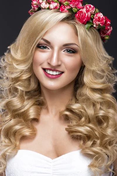 Schöne blonde Mädchen im Bild der Braut mit lila Blumen auf dem Kopf. Schönheit Gesicht. — Stockfoto