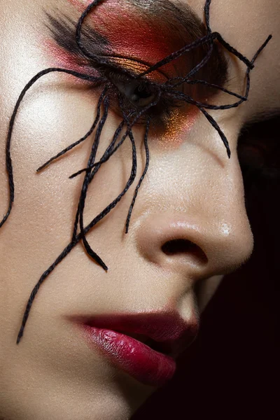 Mulher na imagem de aranha com maquiagem arte criativa. Cara de beleza. Fechar — Fotografia de Stock