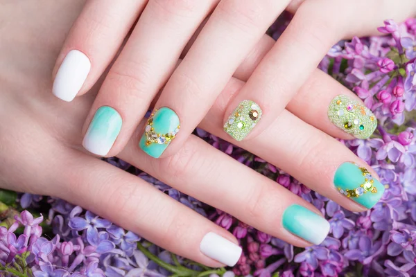 Prachtige turquoise manicure met kristallen aan de vrouwelijke kant. Close-up. — Stockfoto