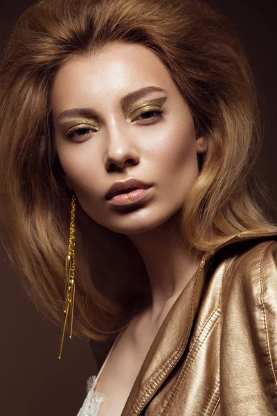 Hermosa chica en un vestido de oro con maquillaje creativo y cabello. La belleza de la cara . — Foto de Stock