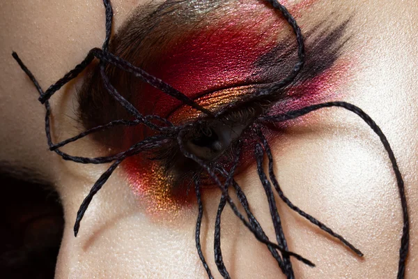 Γυναίκα στην εικόνα της αράχνης με δημιουργική τέχνη του μακιγιάζ. πρόσωπο ομορφιάς. Κοντινό πλάνο — Φωτογραφία Αρχείου