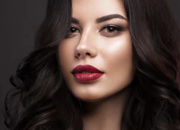 Hermosa modelo morena: rizos, maquillaje clásico y labios rojos. La cara de belleza . — Foto de Stock