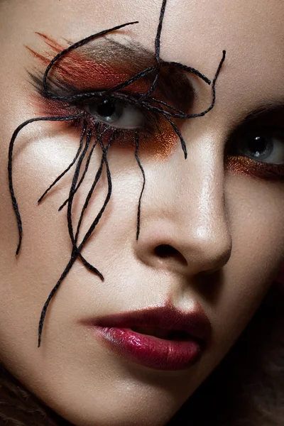 Mujer en la imagen de araña con maquillaje de arte creativo. Cara de belleza. De cerca. —  Fotos de Stock