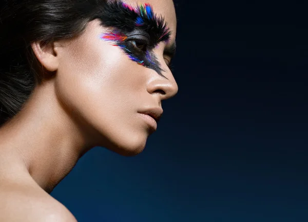 Hermosa chica en imagen de ave Fénix con maquillaje creativo. cara de belleza . — Foto de Stock