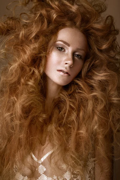 Beautiful Redhead girl with a perfectly creative curls hair and classic make-up. Beauty face. — Stock Photo, Image