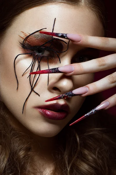 크리에이 티브 아트 메이크업과 긴 거미의 이미지에서 여자 손톱. 매니큐어 디자인, 아름다움 얼굴. — 스톡 사진