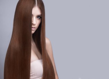 Güzel esmer kız mükemmel düz saçlı ve klasik makyaj. Güzellik.