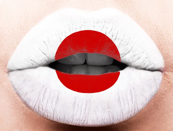 Los labios femeninos se cierran con una bandera de Japón. Círculo rojo, blanco — Foto de Stock