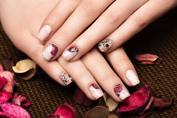 Piękny manicure z kwiatami na palce. Projekt paznokcie. Szczelnie-do góry — Zdjęcie stockowe