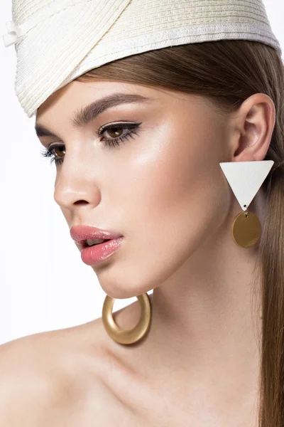 Vrij vers meisje, foto van moderne Twiggy in modieuze witte hoed, met ongewone wimpers en accessoires. — Stockfoto