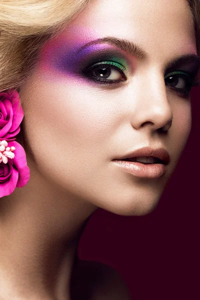 Piękna Młoda Blondynka kobieta kolor kreatywnych makijaż i flo — Zdjęcie stockowe