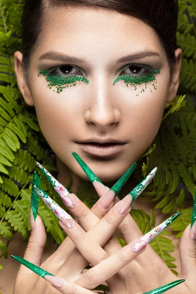 艺术化妆的漂亮女孩，蕨叶和长指甲。修指甲设计。美丽的容颜. — 图库照片