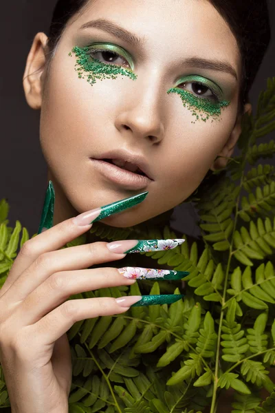 艺术化妆的漂亮女孩，蕨叶和长指甲。修指甲设计。美丽的容颜. — 图库照片