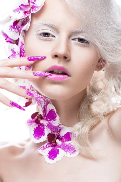 Piękna dziewczyna z sztuki makijażu, kwiaty, loki i długie paznokcie. Projekt do manicure. Piękna twarz. — Zdjęcie stockowe