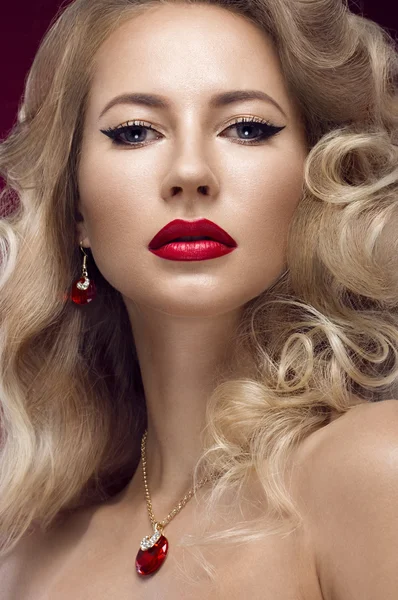 Vacker blondin i en Hollywood sätt med lockar, röda läppar. Skönhet ansikte. — Stockfoto