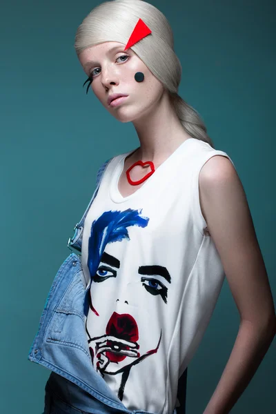 Fashionable girl: natural make-up, clothes with picture in style of pop art. Creative image. Beauty face. — Stock Photo, Image