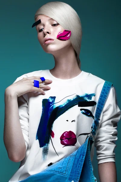 La muchacha a la moda: el maquillaje natural, la ropa con la forografía en el estilo del arte pop. Imagen creativa. Cara de belleza . — Foto de Stock