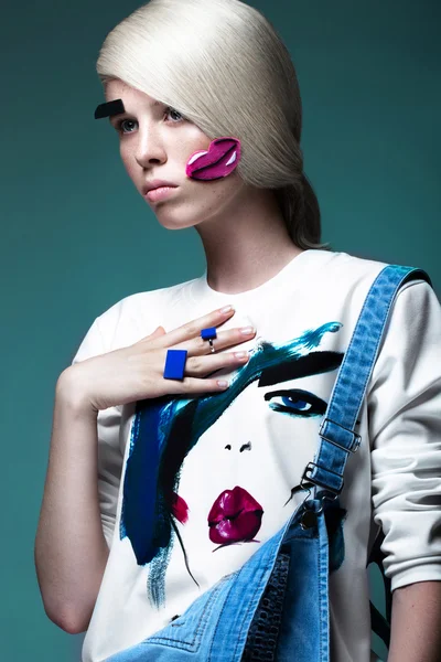 La muchacha a la moda: el maquillaje natural, la ropa con la forografía en el estilo del arte pop. Imagen creativa. Cara de belleza . — Foto de Stock