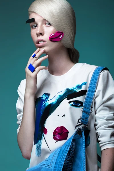 Fashionable girl: natural make-up, clothes with picture in style of pop art. Creative image. Beauty face. — Stock Photo, Image