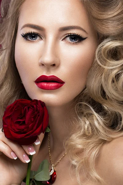 Όμορφη ξανθιά κατά τρόπον Χόλιγουντ με μπούκλες, κόκκινα χείλη. Πρόσωπο ομορφιάς. — Φωτογραφία Αρχείου