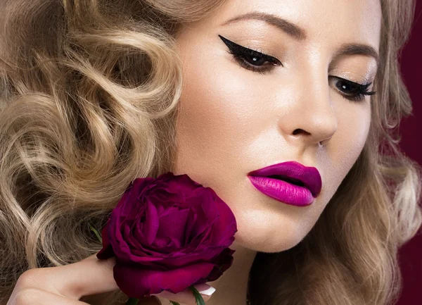 Όμορφη ξανθιά με τρόπο Χόλιγουντ με μπούκλες, ροζ χείλη. Πρόσωπο ομορφιάς. — Φωτογραφία Αρχείου