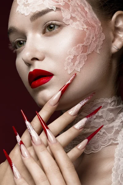 Menina bonita com rendas, lábios vermelhos e unhas longas. Cara de beleza . — Fotografia de Stock