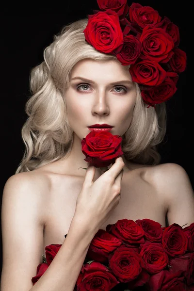 Hermosa chica rubia en vestido y sombrero con rosas, maquillaje clásico, rizos, labios rojos. Cara de belleza . — Foto de Stock