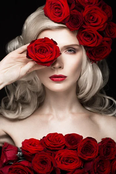 Hermosa chica rubia en vestido y sombrero con rosas, maquillaje clásico, rizos, labios rojos. Cara de belleza . — Foto de Stock