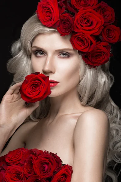 Όμορφη ξανθιά κοπέλα σε φόρεμα και καπέλο με τριαντάφυλλα, κλασικό μακιγιάζ, μπούκλες, κόκκινα χείλη. Πρόσωπο ομορφιάς. — Φωτογραφία Αρχείου