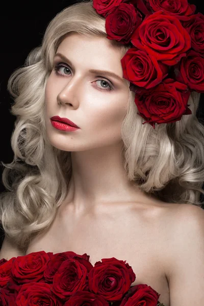 Beautiful blond girl in dress and hat with roses, classic makeup, curls, red lips. Beauty face. — Stock Photo, Image