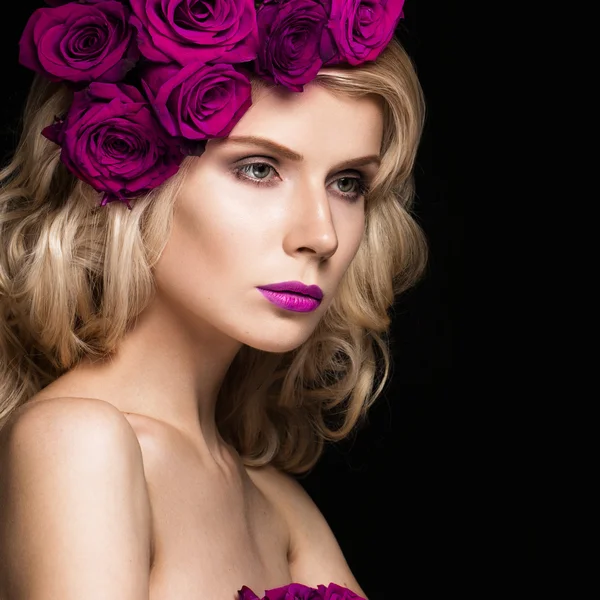 Schöne blonde Mädchen in Kleid und Hut mit Rosen, klassisches Make-up, Locken, rote Lippen. Schönheit Gesicht. — Stockfoto