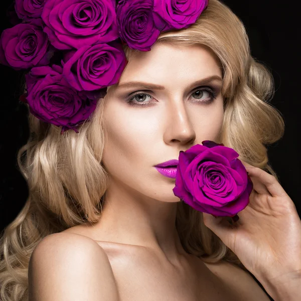 Piękne blond dziewczynę w strój i kapelusz z róż, klasyczny makijaż, loki, czerwone usta. Piękna twarz. — Zdjęcie stockowe
