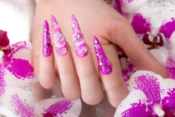 Lang prachtige manicure met bloemen op vrouwelijke vingers. Nagels ontwerpen. Close-up — Stockfoto