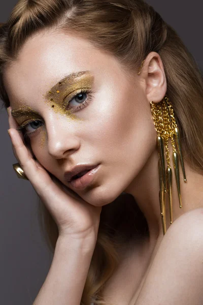Hermosa chica en ropa interior con maquillaje de oro creativo y cabello. La belleza de la cara . — Foto de Stock