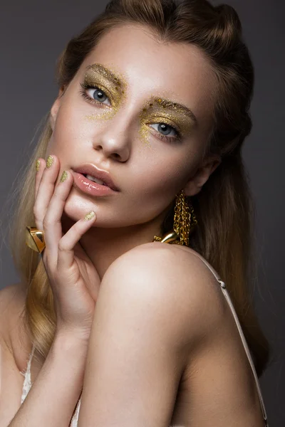 Hermosa chica en ropa interior con maquillaje de oro creativo y cabello. La belleza de la cara . — Foto de Stock