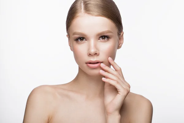 Bella ragazza con un leggero trucco naturale e manicure francese. Bellezza viso . — Foto Stock