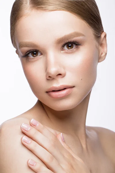 Mooi jong meisje met een lichte natuurlijke make-up en Franse manicure. Schoonheid gezicht. — Stockfoto