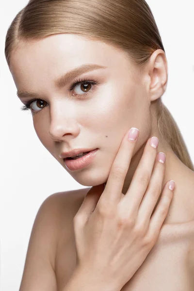 Mooi jong meisje met een lichte natuurlijke make-up en Franse manicure. Schoonheid gezicht. — Stockfoto