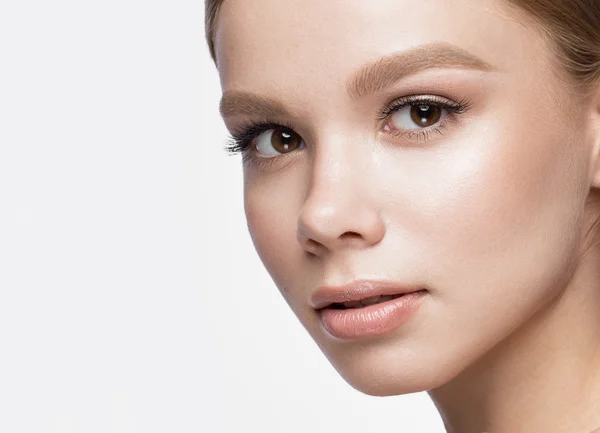 Menina bonita com uma maquiagem natural leve. Cara de beleza . — Fotografia de Stock