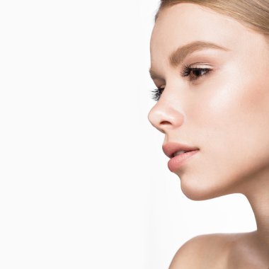 güzel genç kız hafif doğal makyajlı. Güzellik yüz.