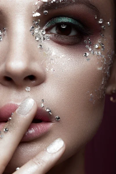 Hermosa chica con maquillaje de color brillante y cristales en la cara. Retrato de primer plano . — Foto de Stock