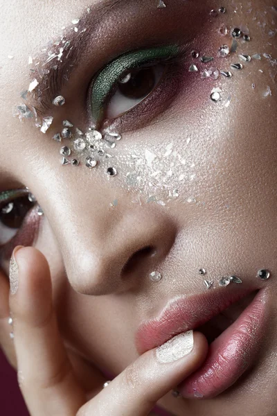 Hermosa chica con maquillaje de color brillante y cristales en la cara. Retrato de primer plano . — Foto de Stock