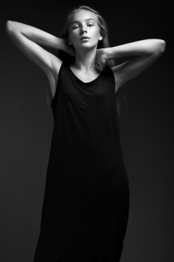 uzun saçlı, güzel gözleri, mükemmel deri moda modeli Studio farklı pozlar gösterilen glamour test fotoğraf çekimleri için poz