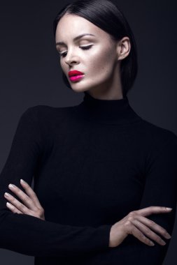 Bir siyah elbise, düz saç ve modaya uygun makyaj güzel esmer kız. Glamour Güzellik yüz.