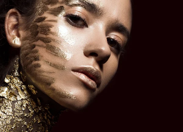 Belle fille avec des paillettes d'or sur le visage. Art image beauté — Photo