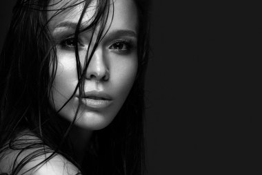 Parlak makyajlı, ıslak saçlı ve ciltli güzel bir kız. Güzel surat..