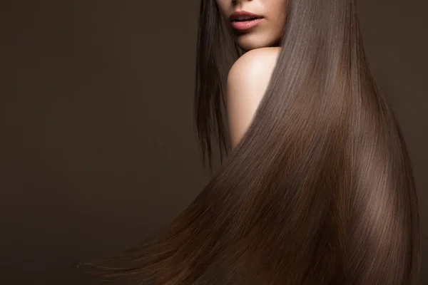 Piękna brunetka dziewczynka w przenieść z idealnie gładkie włosy i klasyczny makijaż. Piękna twarz. — Zdjęcie stockowe