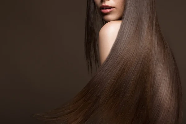 Menina morena bonita em movimento com um cabelo perfeitamente liso e maquiagem clássica. Cara de beleza . — Fotografia de Stock